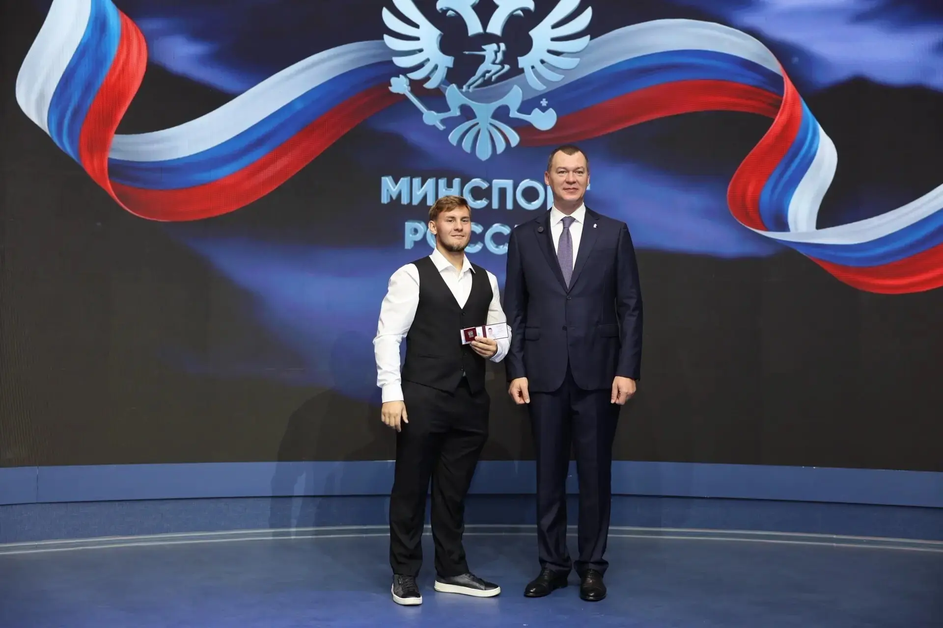 ⚡️ На ВЭФ-2026 тренеру по самбо вручили звание «Мастер спорта России»