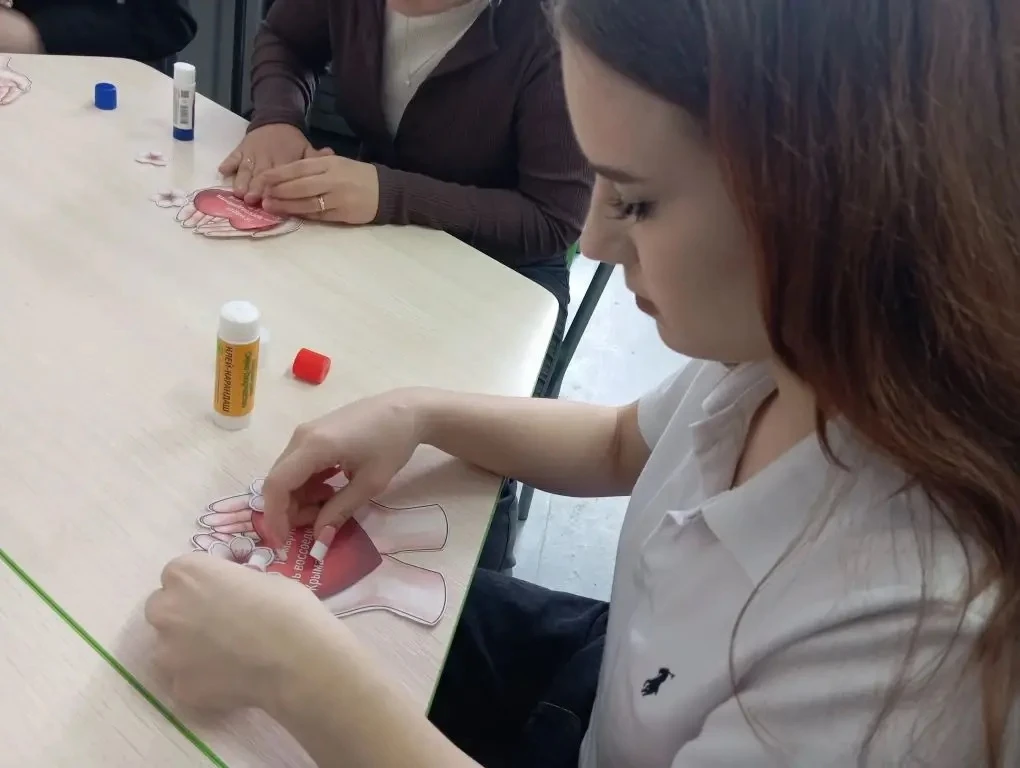 🇷🇺 В единстве наша сила!  По инициативе ШУС в школе прошла творческая акция, посвященная Дню воссоед