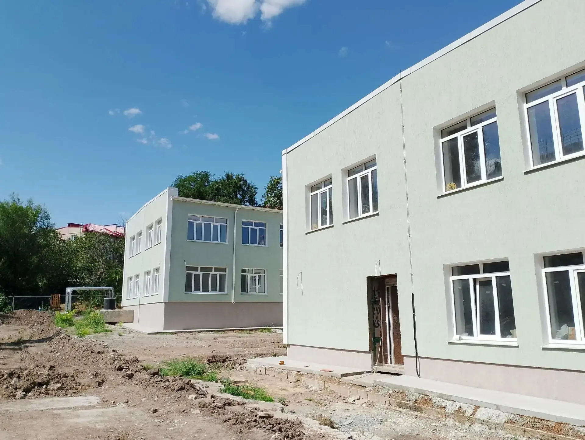 В Мариуполе продолжаются работы по восстановлению здания соцзащиты на проспекте Строителей