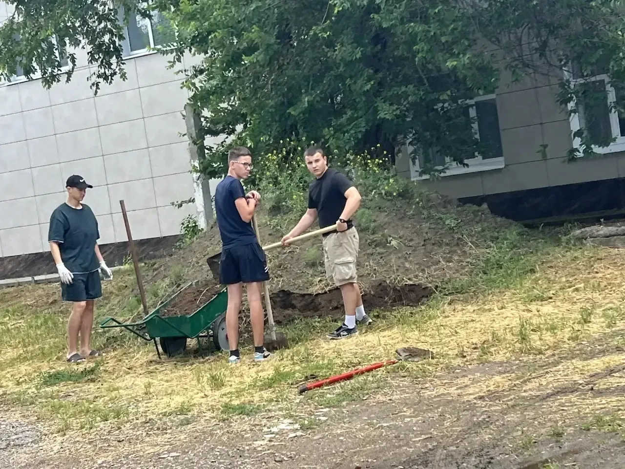 В рамках организации летней занятости обучающиеся, трудоустроенные через территориальный центр занят