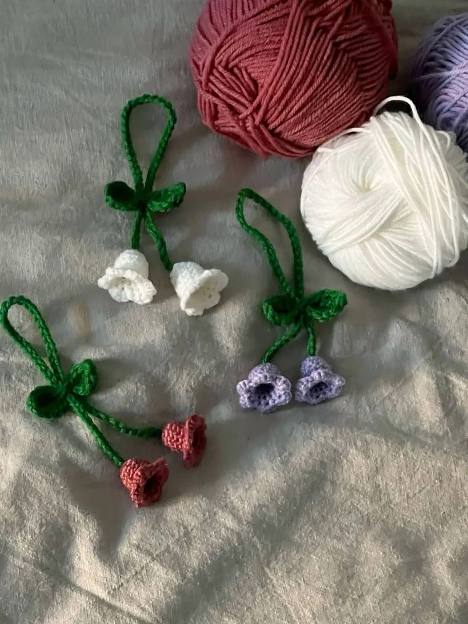 Вязание брелков 🧶

Что нужно:
• пряжа 
• крючок или спицы
• наполнитель
• кольцо для брелка
• игла 