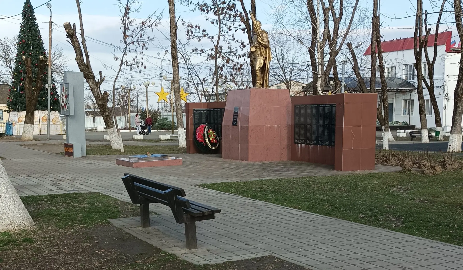 Ребята, напоминаем: рисовать или оставлять надписи в общественных местах — на лавочках, площадках, з