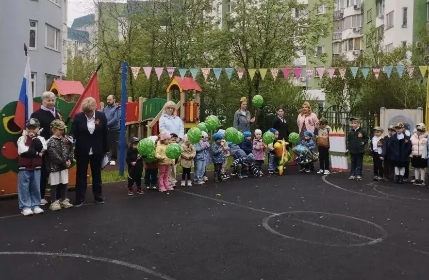 Парад памяти и гордости 🇷🇺  🎖️ В нашем садике прошёл торжественный парад! Ребята с флажками, цветами