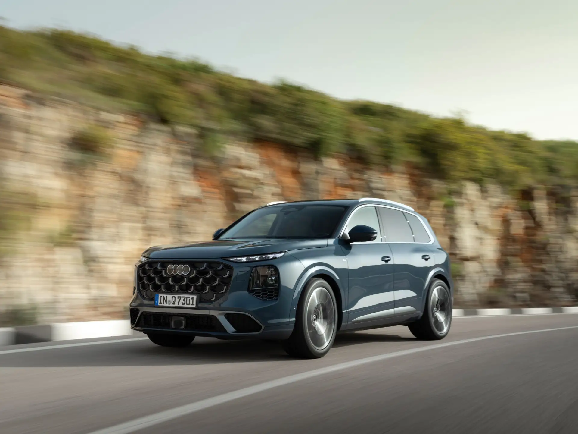 Audi придумала, как сделать поворотники ещё заметнее. Новый кроссовер Q7 сможет проецир...