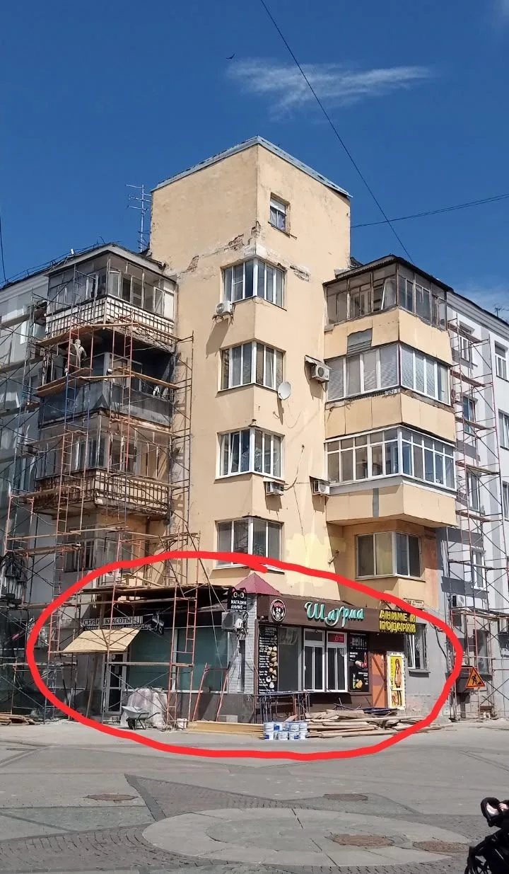 Жители Самары попросили снести пристрой на улице Ленинградской, 54.