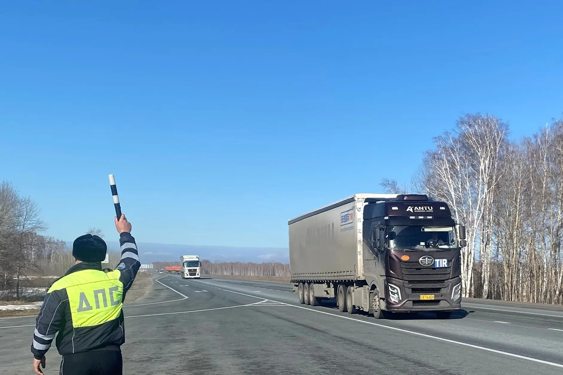 Сотрудники Барабинской Госавтоинспекции провели на автодороге федерального значения акцию «Водитель,