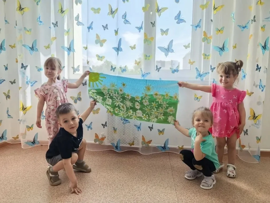 Малыши с 1 младшей группы №13 «Ладушки» создали совместную работу! 
Вот такой красивый рисунок «Рома