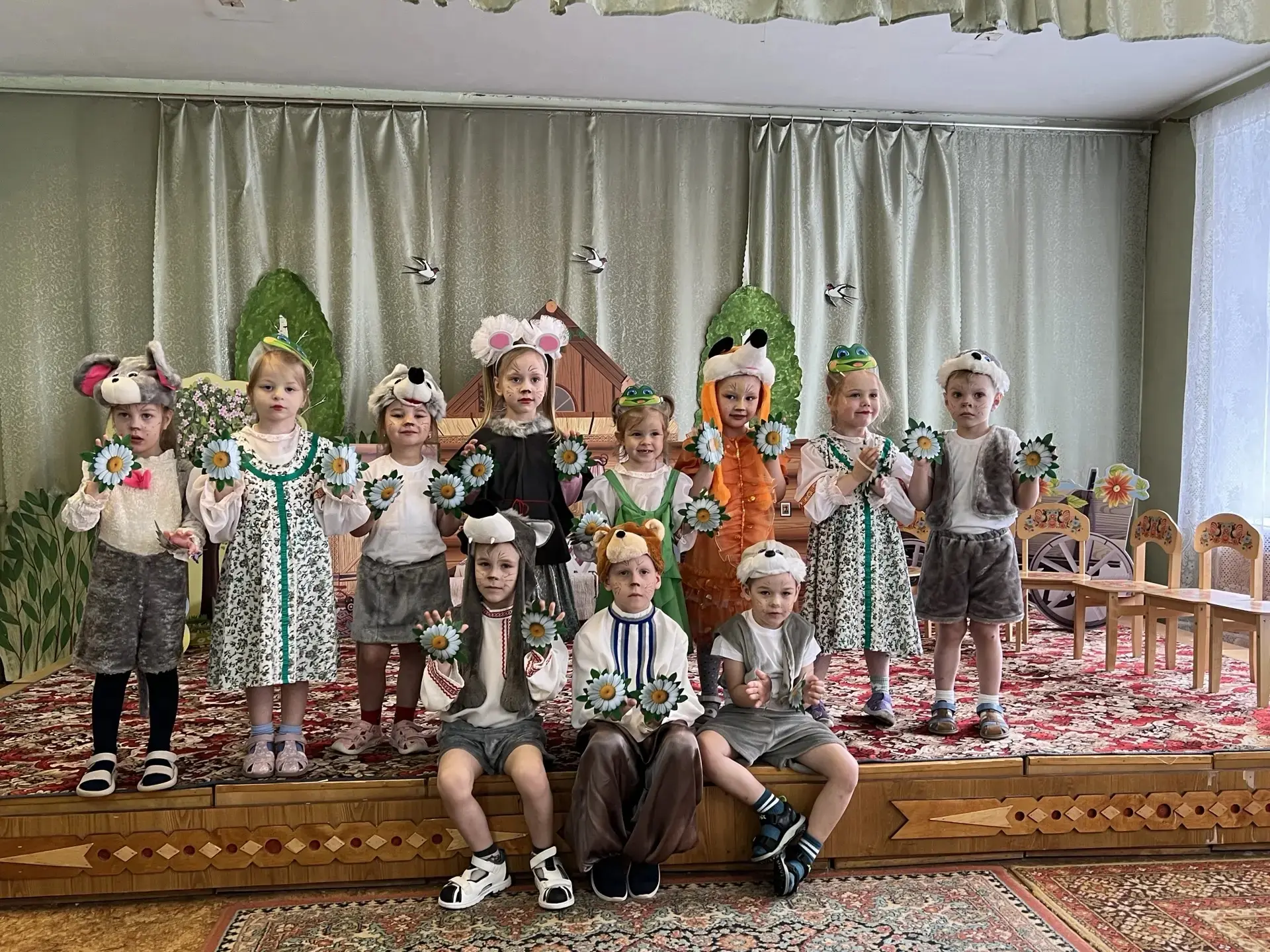 Занавес открыт, а у нас — аншлаг! 🎭🌟

В группе «Крабики» случилось настоящее чудо! Ребята показали