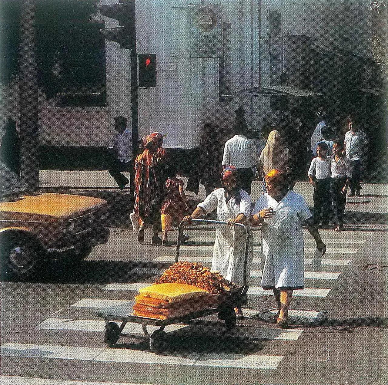 Работницы рынка везут товар на рынок в Душанбе, 1986