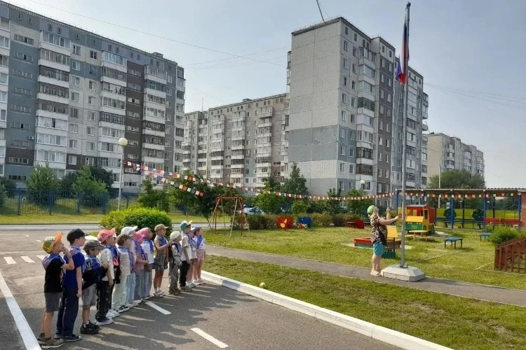 🇷🇺Еженедельная патриотическая линейка «Поднятие флага Российской Федерации».
На традиционной линей