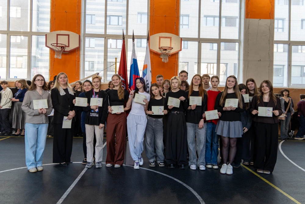 Наши звездочки 🌟  🤩 Сегодня у ребят старшей школы прошла торжественная линейка, на которой были нагр