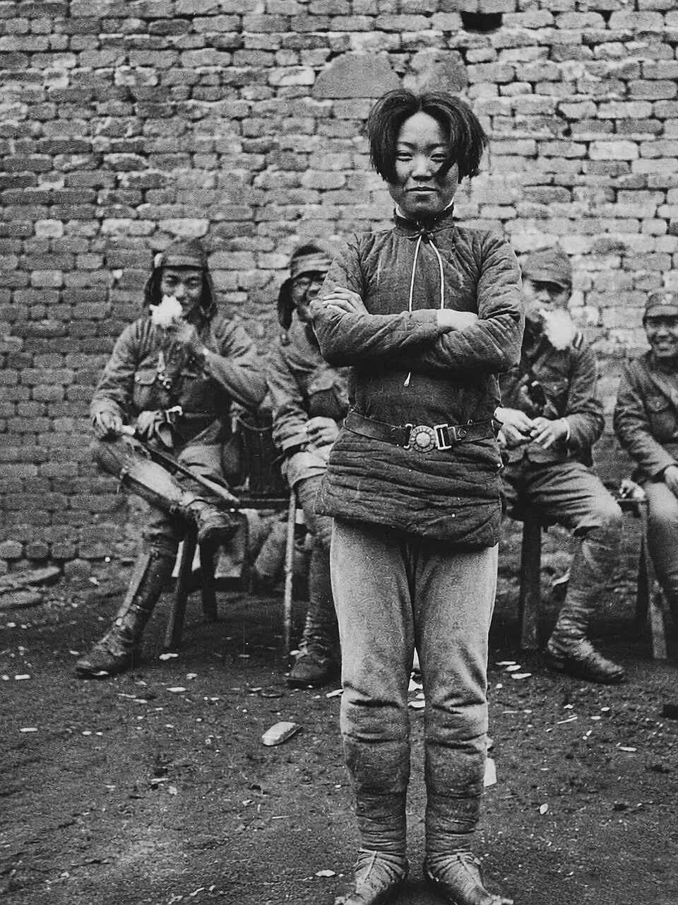 Она улыбалась, зная, что это последнее фото.

На этом снимке - 24-летняя китайская партизанка Чэн Бе