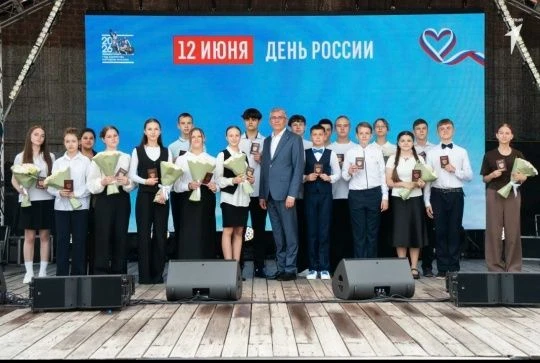 Губернатор Тульской области Дмитрий Миляев вручил первые паспорта активистам Движения Первых в День 