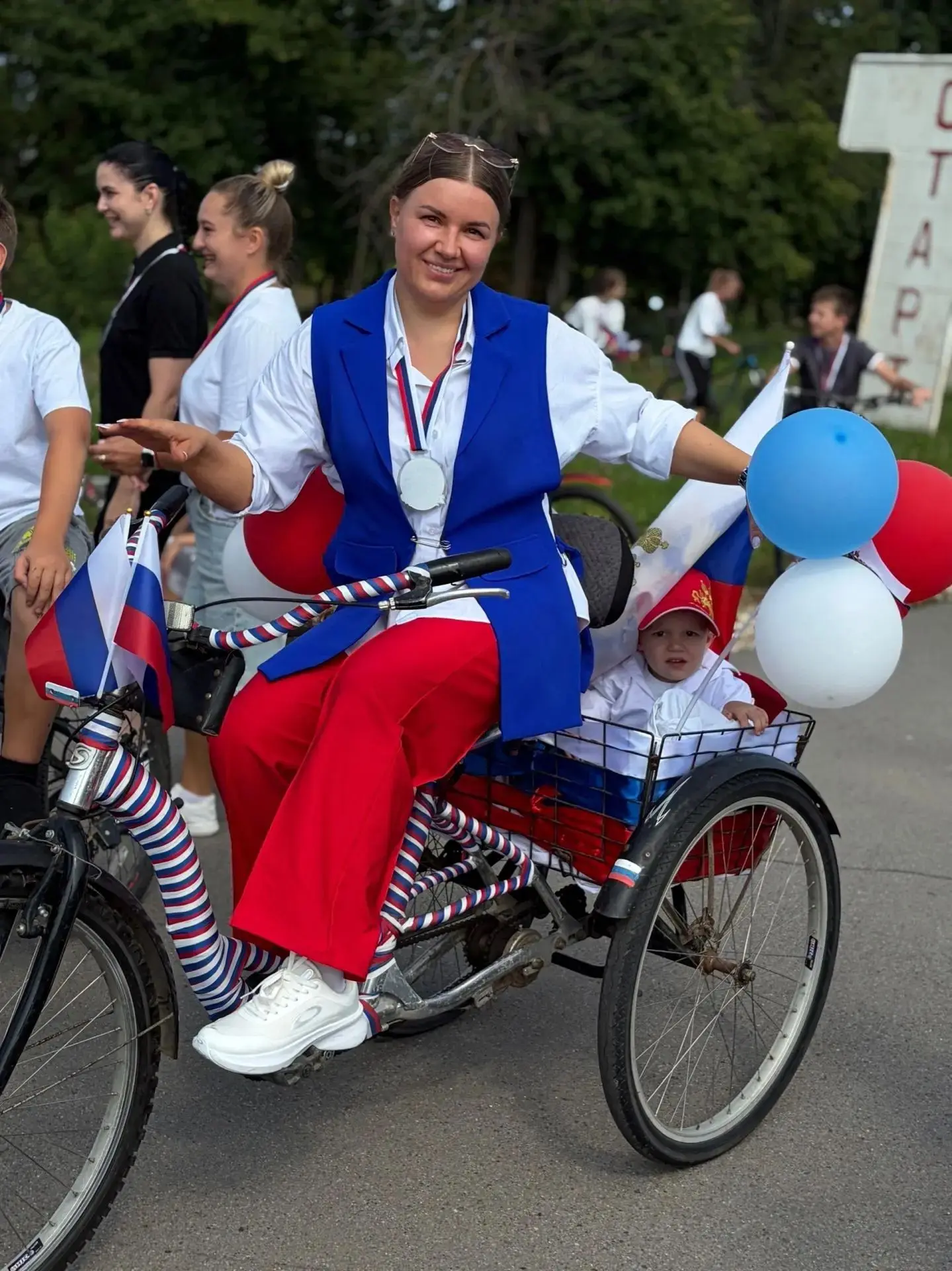 Воспитанники группы «Звёздочки⭐️» — Тяпкин Ваня и Корнева Майя — вместе со своими мамам...