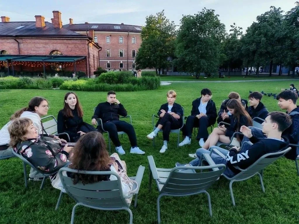 В начале июня ученики 11 «А» класса отправились в Санкт-Петербург на пять насыщенных и ...
