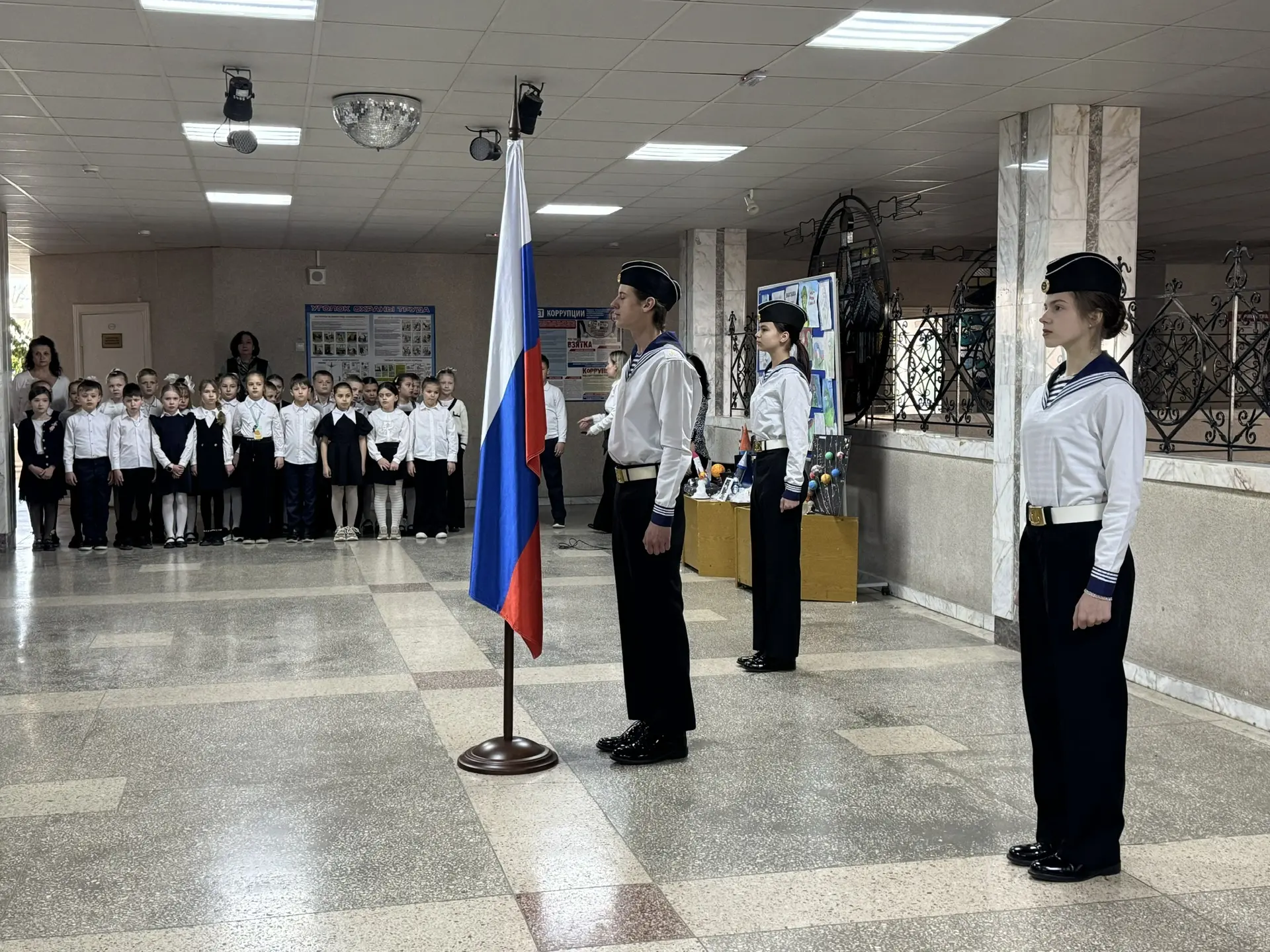 🇷🇺Наша неделя традиционно началась с поднятия флага и исполнения гимнов  На линейке ребята узнали о 