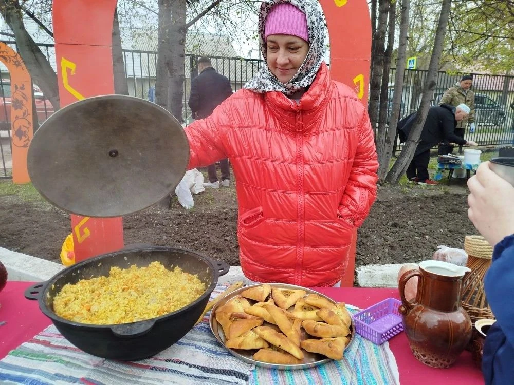 Молодильных яблок не желаете? Во дворе школы №2 в разгаре благотворительная ярмарка.  Национальные п