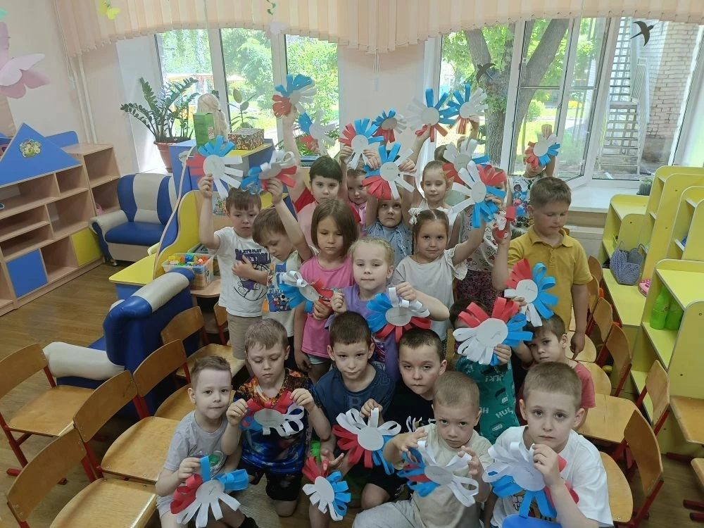 В рамках празднования Дня России дошкольники из групп № 4 и № 6 изготовили объёмные аппликации, симв