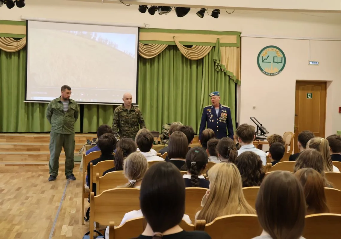 🇷🇺 Урок мужества: встреча с героями нашего времени  Сегодня в нашей школе прошло особенное событие. 
