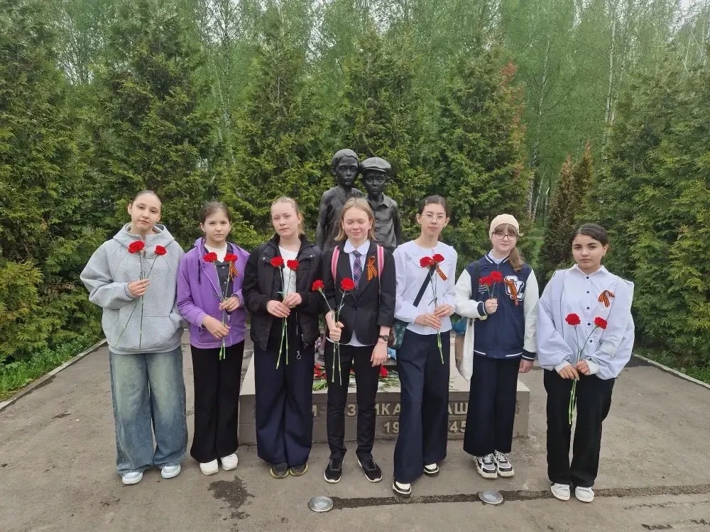 🎖️🎗️У памятника «Звонница» ученики  6 «Б» класса провели классный час, посвящённый Дню Победы. Ребят