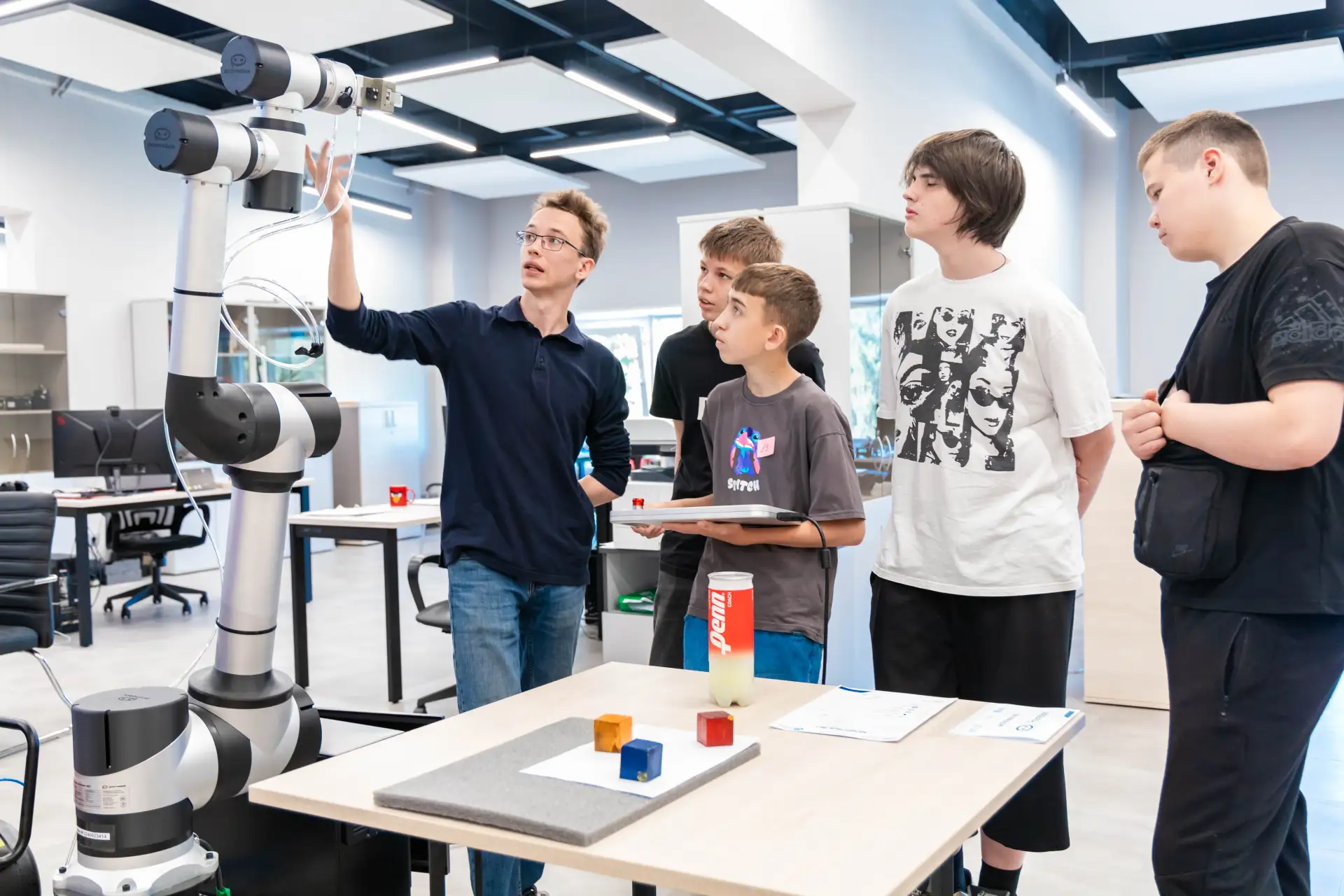 🤖 Погружение в мир робототехники: в ЮУрГУ прошла интерактивная профориентационная прог...