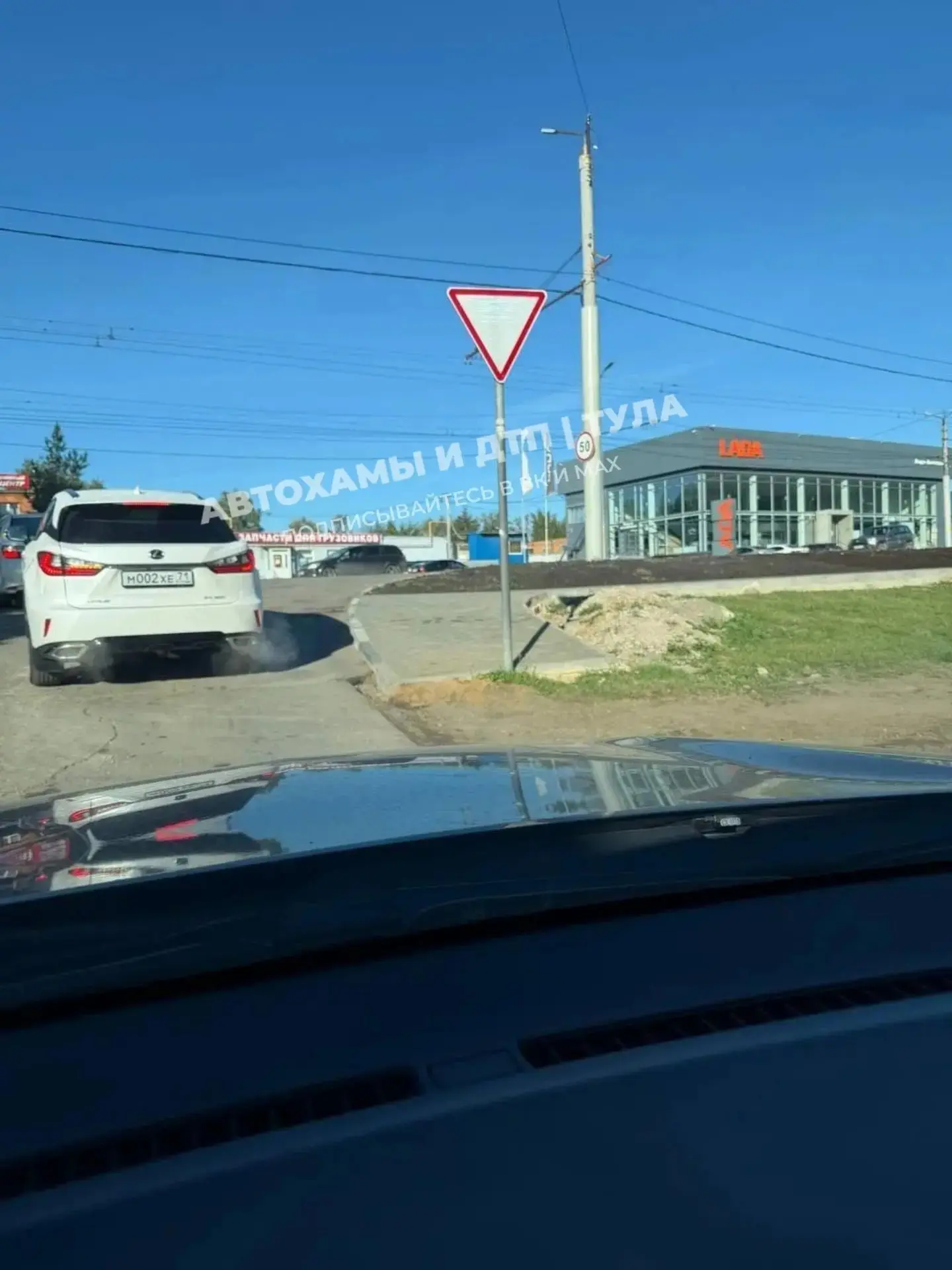 «Доступная среда» в своем лучшем проявлении. Тротуар в никуда, со знаком посередине! )))