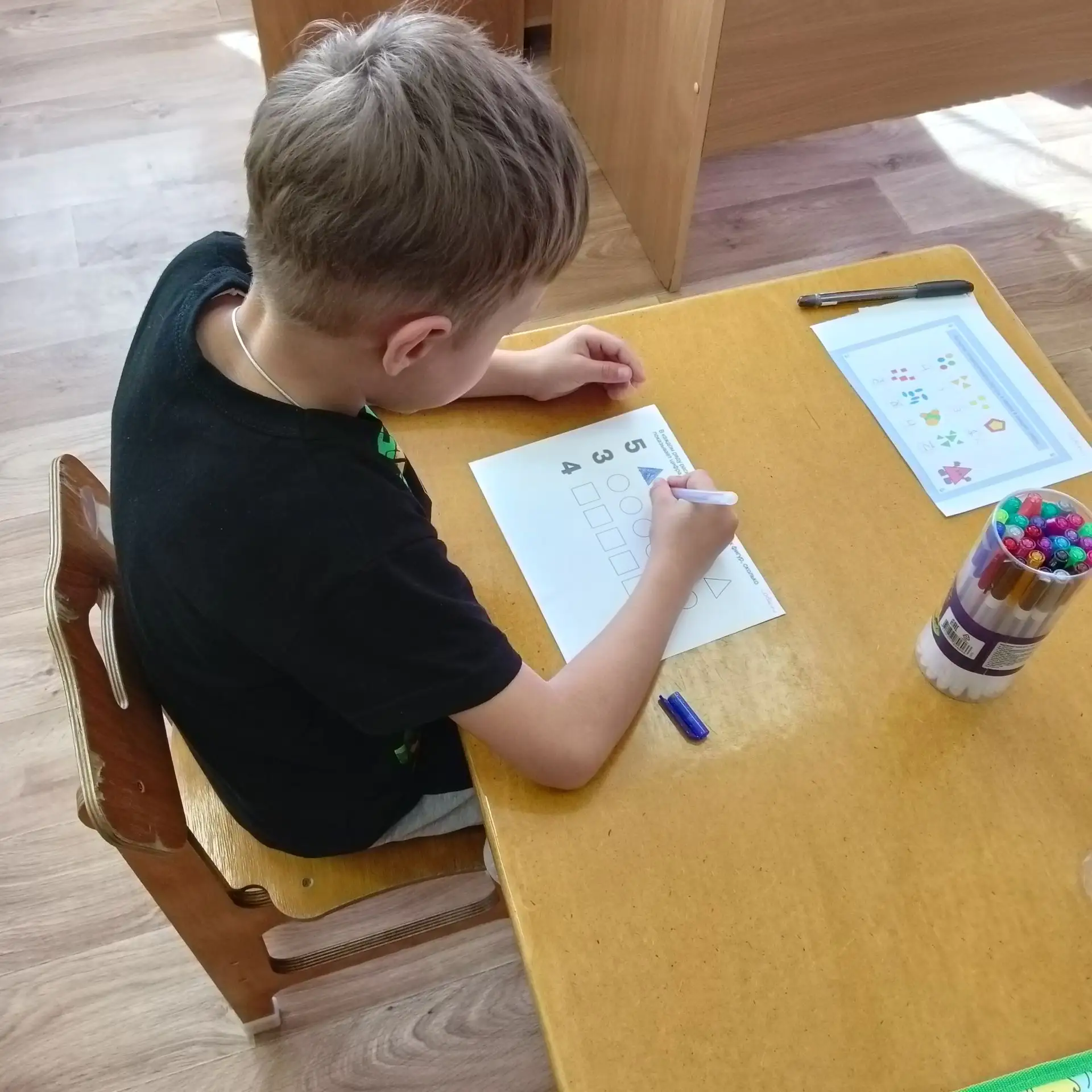 Игровое упражнение "Раскрась правильно".