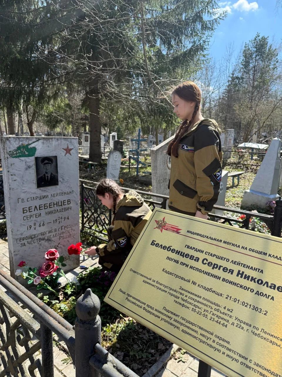 Чебоксарские школьники почтили память героев Великой Победы, возложив цветы к мемориалам  В преддвер