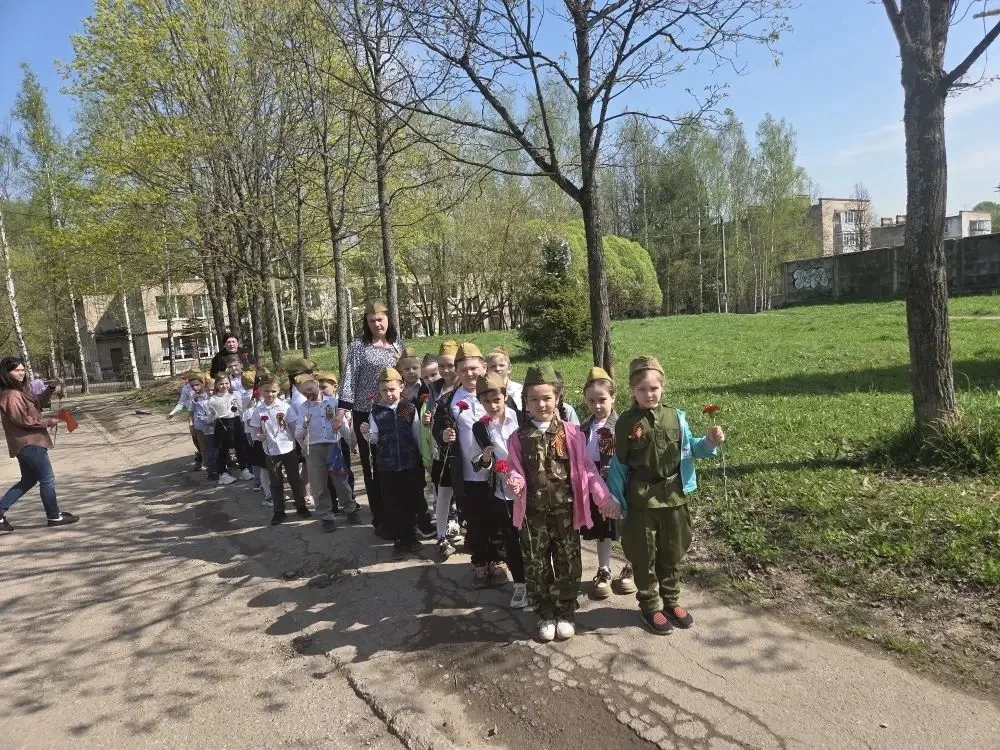 В преддверии Дня Победы  воспитанники ДО "Машенька" посетили памятник павшим  героям.  Ребята возлож