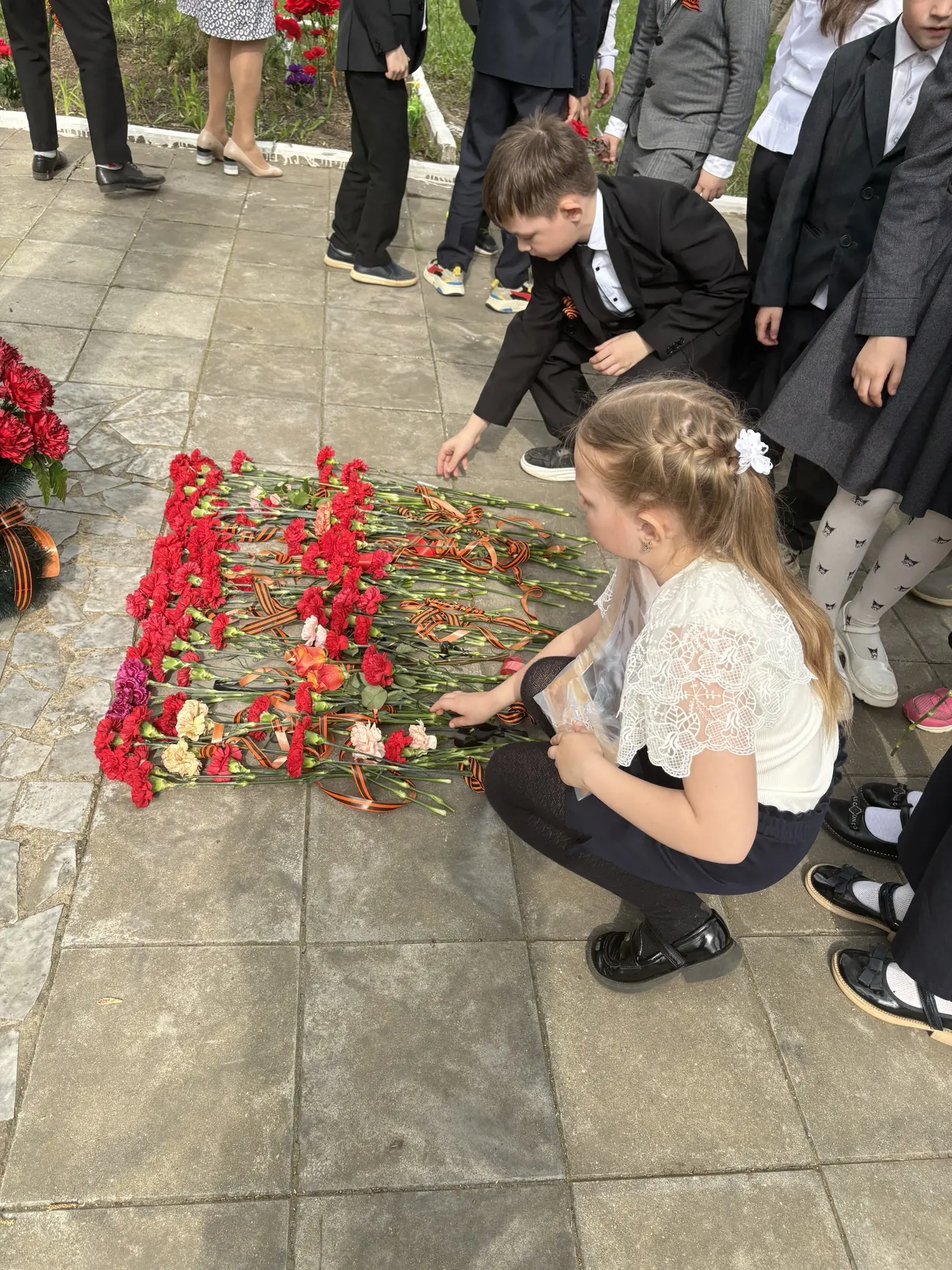Помним. Гордимся. Благодарим. 🇷🇺  6 мая в школе №8 Костромы прошли торжественные линейки у памятника
