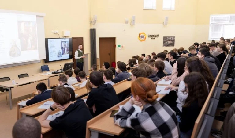 В Техническом университете Верхней Пышмы официально началась приёмная кампания! 🎓 Абитуриентов ждут