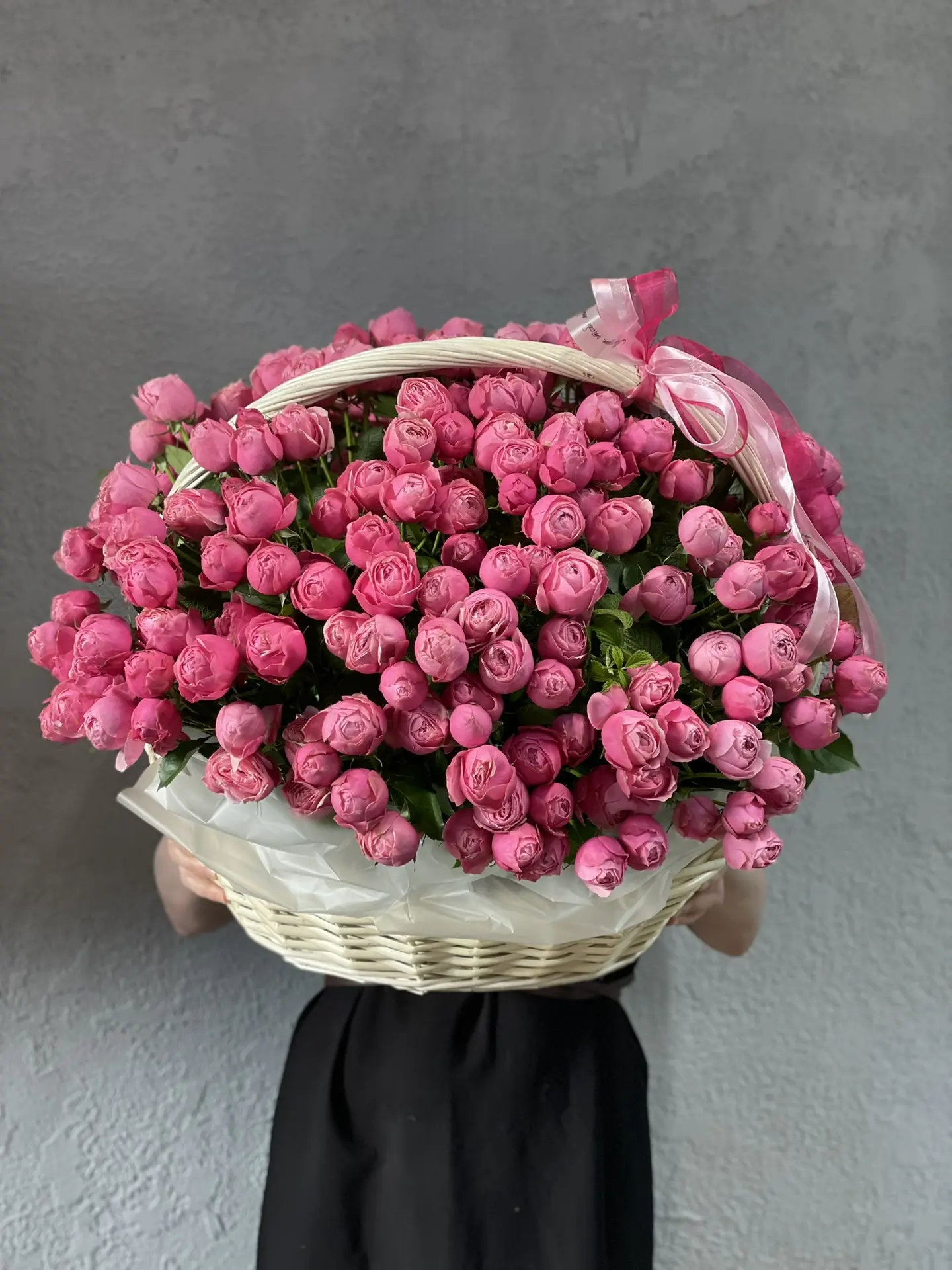 Композиция из 51 кустовой пионовидной розы в корзине 🌸‼️