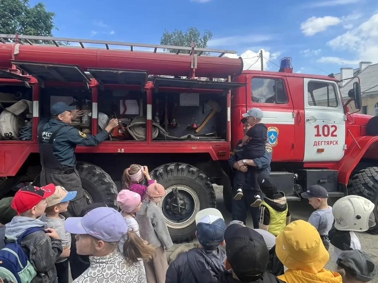 Сотрудники 102‑й пожарно‑спасательной провели профилактический урок для воспитанников д...