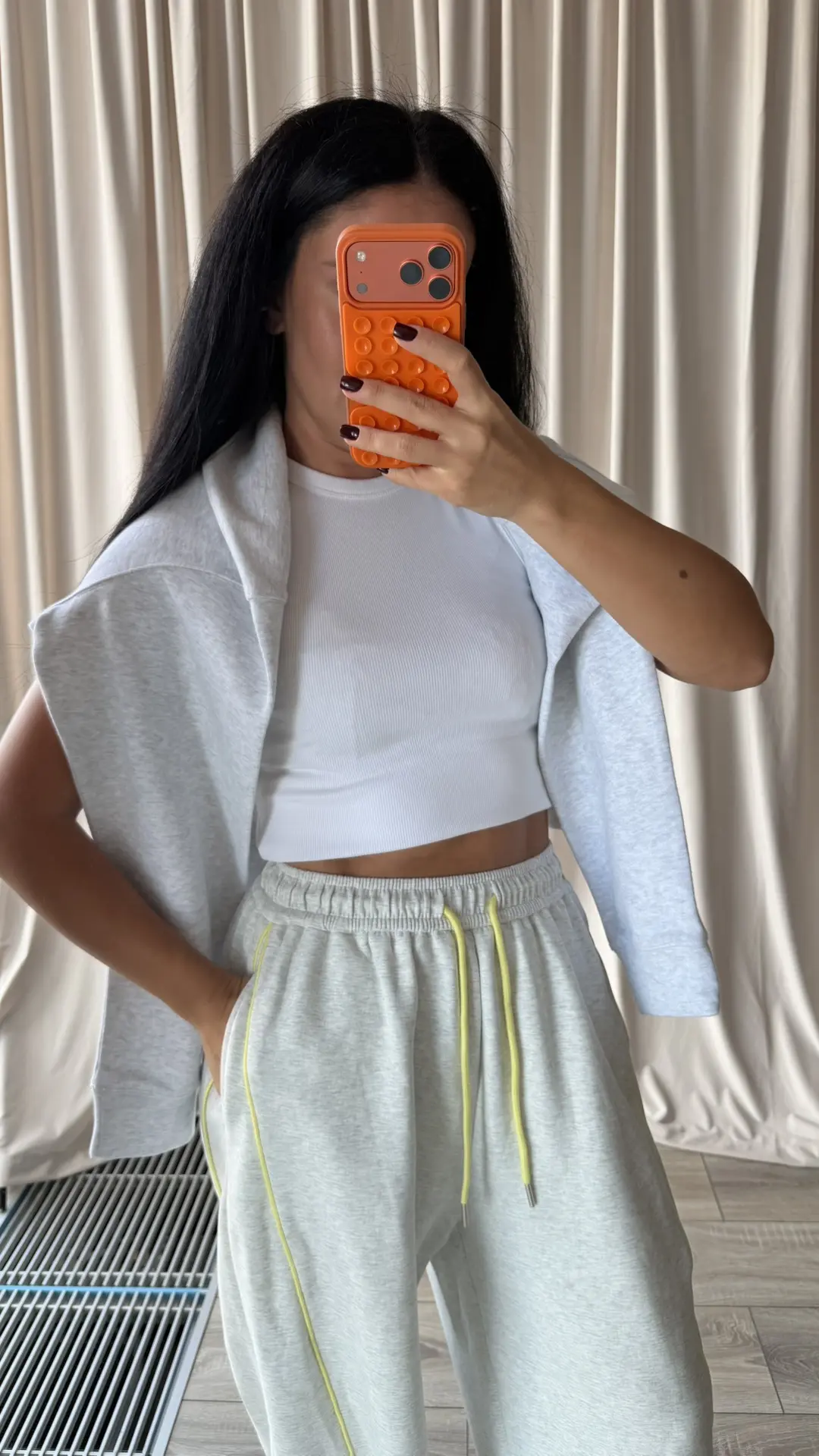 Светло-серый комплект в эстетике sporty casual: укороченный облегающий топ в рубчик + с...