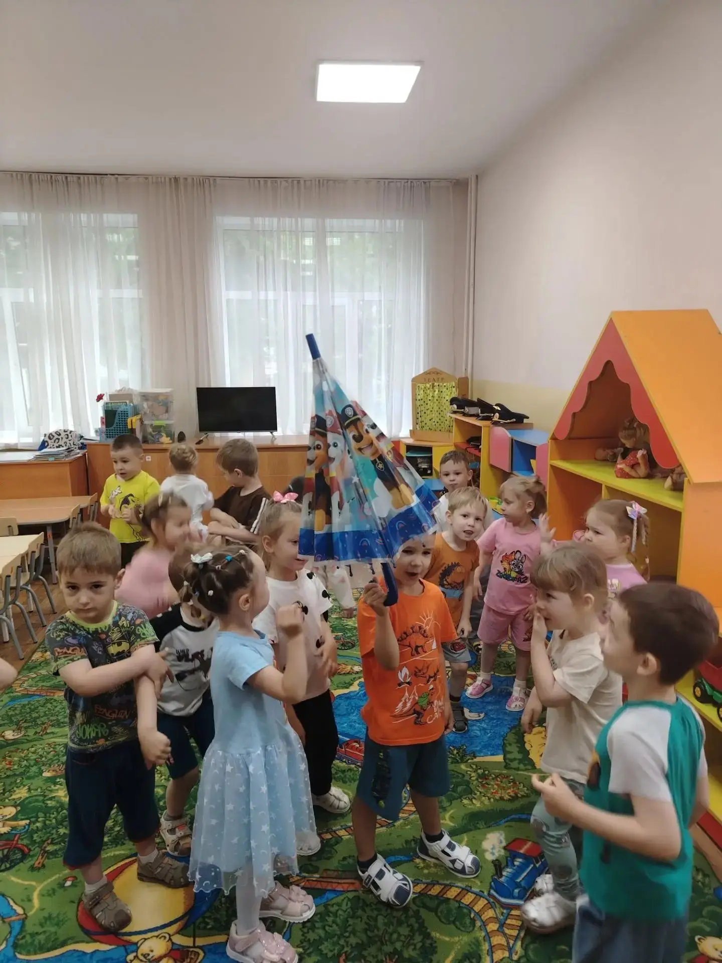 На улице дождь, а у ребят началась "Разноцветная" неделя.
Ребята играли в подвижную игру "Солнышко и