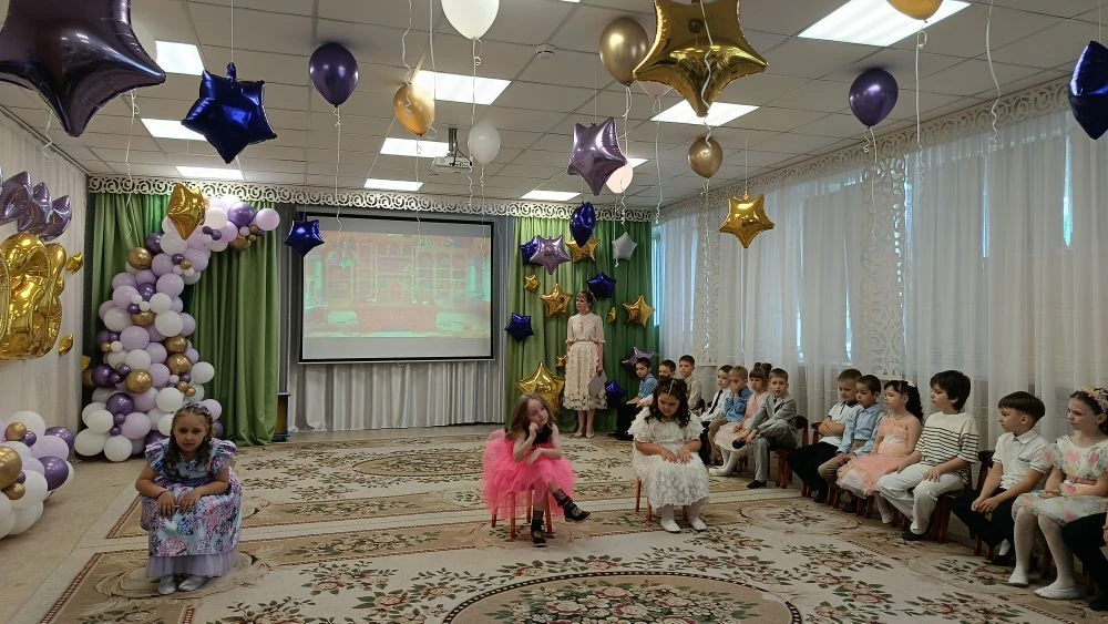 Проводили в школу воспитанников подготовительной группы N 4. Трогательно, торжественно ...