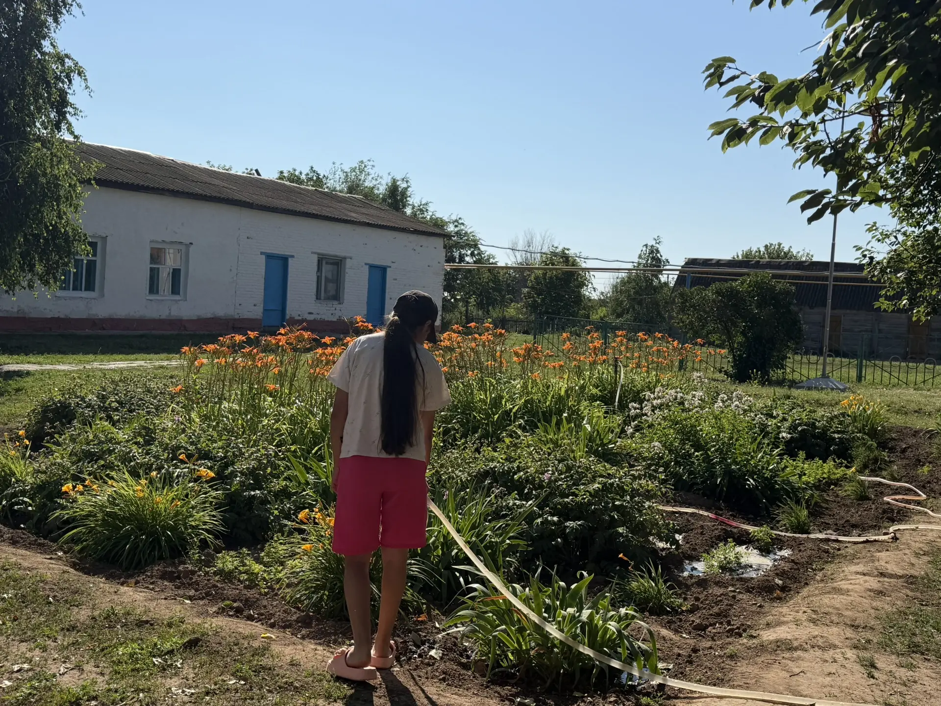 🎉 Трудовая четверть в МБОУ СОШ с. Привольное продолжается! 🎉
Наши ребята не сидят без дела — они с
