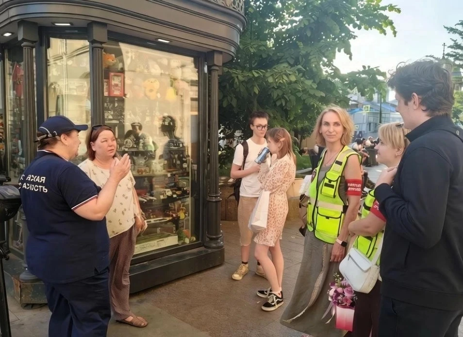 Профилактический рейд прошёл в Замоскворечье 
 
Специалисты Комиссии по делам несовершеннолетних и з