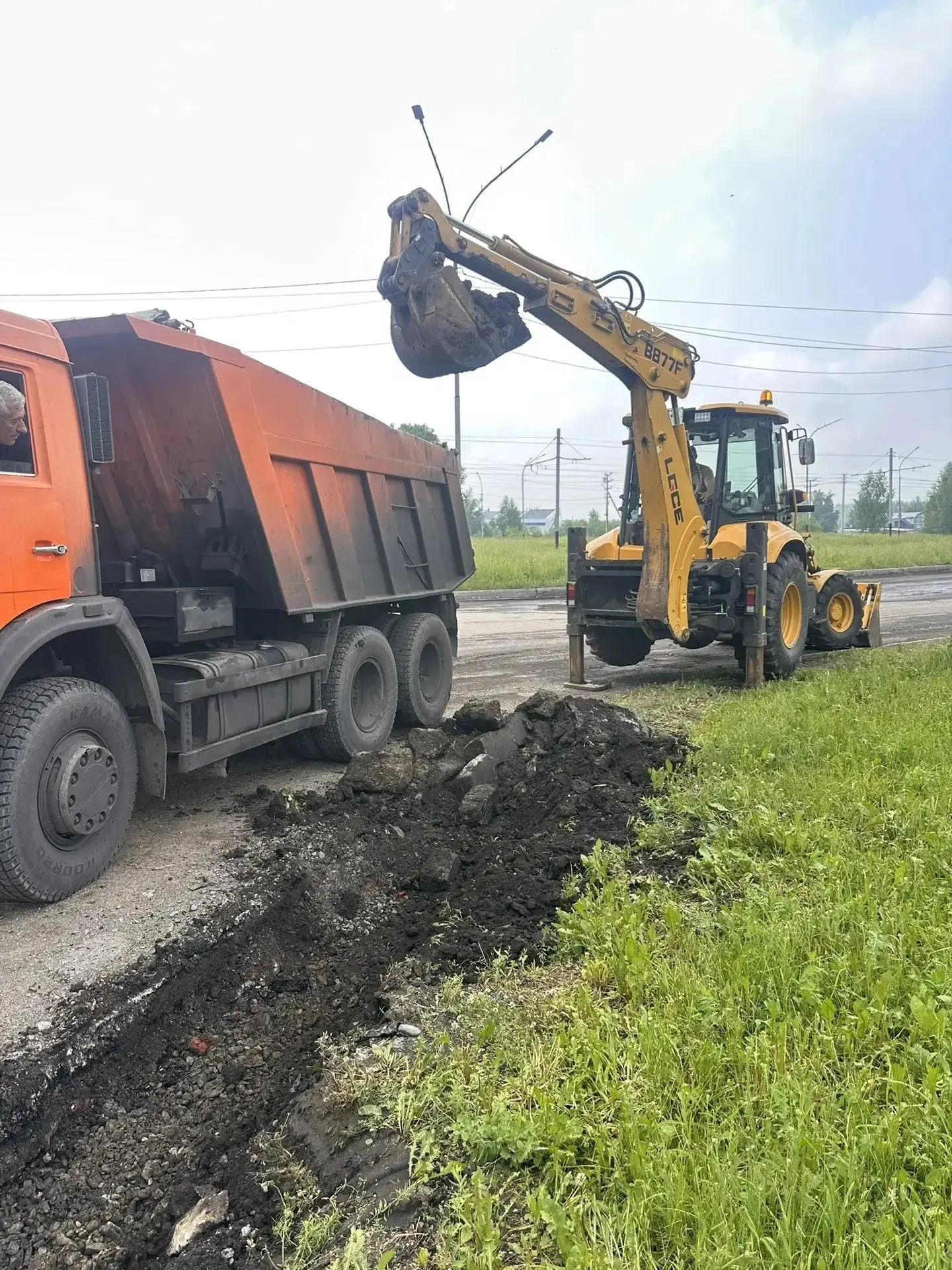 Подрядная организация продолжает активную фазу дорожных работ на улице Гайдара. На сегодняшний день 