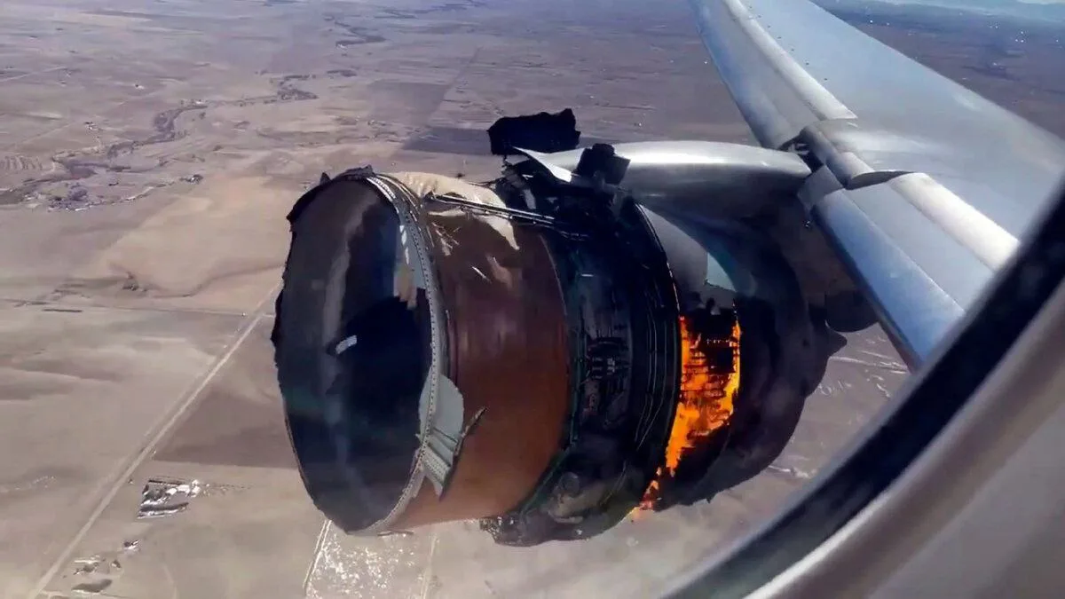 Пассажиры Боинга 777, летевшего на Гавайи, "наслаждались" страшным видом