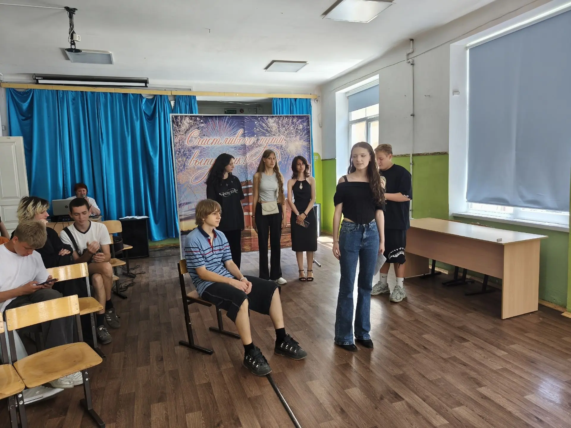 👫ПОДГОТОВКА К АЛЫМ ПАРУСАМ⛵

Школа ещё не ушла на каникулы в полном объеме. У нас настает пора выпу