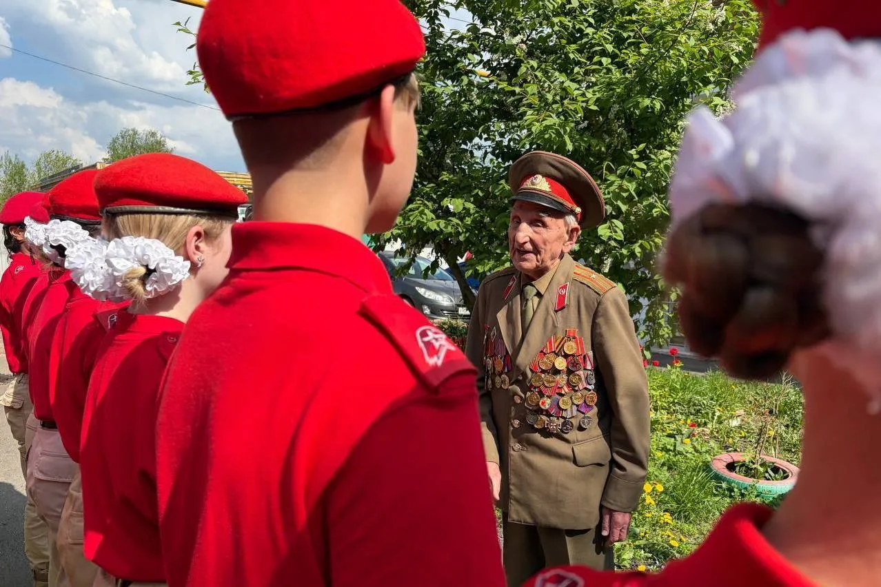 В Самаре росгвардейцы провели парад у дома ветерана войск правопорядка и Великой Отечественной войны