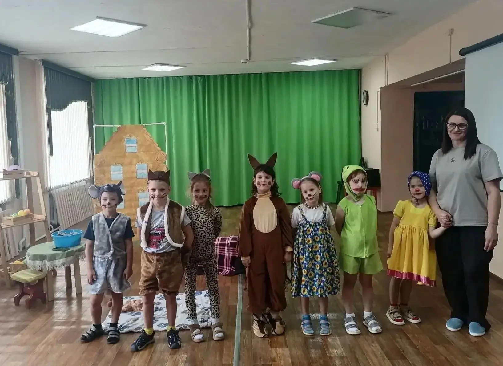 🎉 Театральное чудо: старшие ребята подарили малышам сказку! 🎉