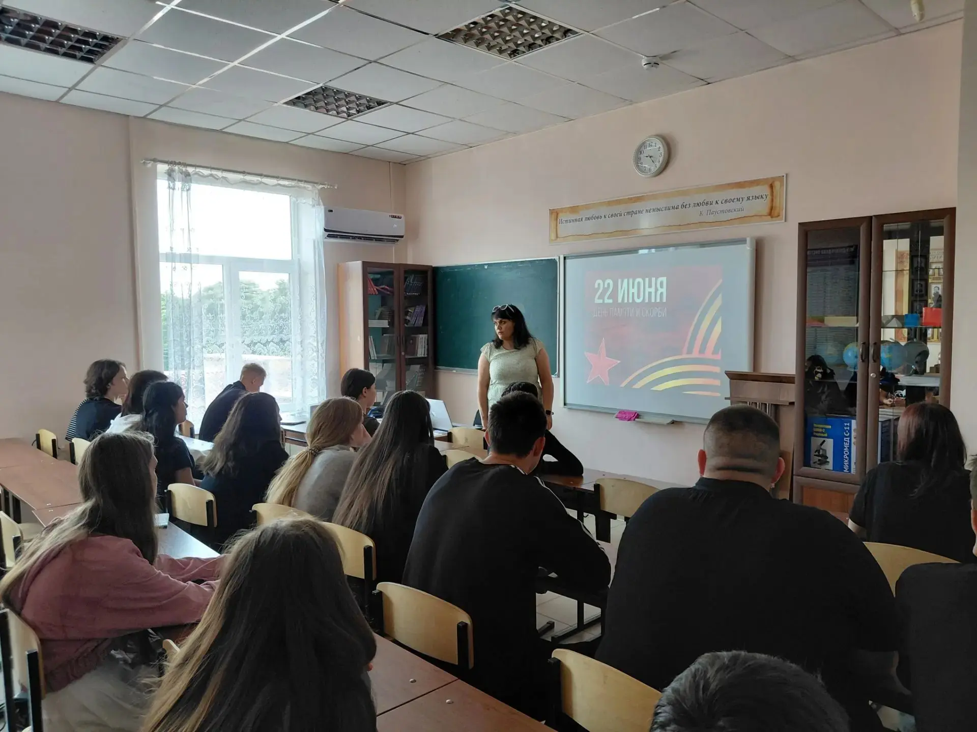 Я видел девочку убитую

Иосиф Уткин

Я видел девочку убитую,
Цветы стояли у стола.
С глазами, навсег