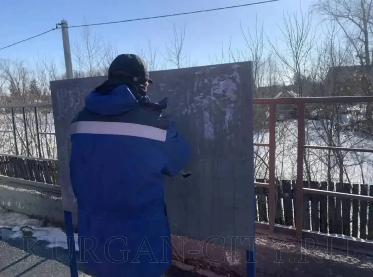Курган просыпается после зимы: город активно приводят в порядок! Рабочие уже моют остановки и убираю