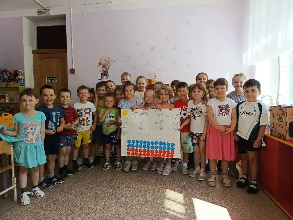 В преддверии «Дня России» в средней группе дошкольного отделения 26 прошло коллективное творческое з