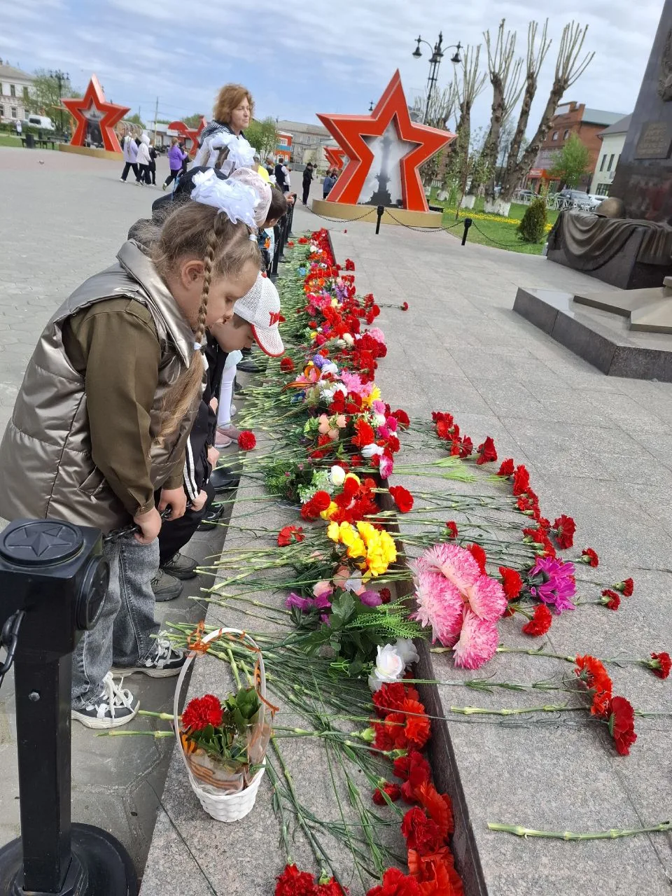С Днём Победы! 🎗 8 мая наши ребята возложили цветы к мемориалу, посвящённому боевым и ...