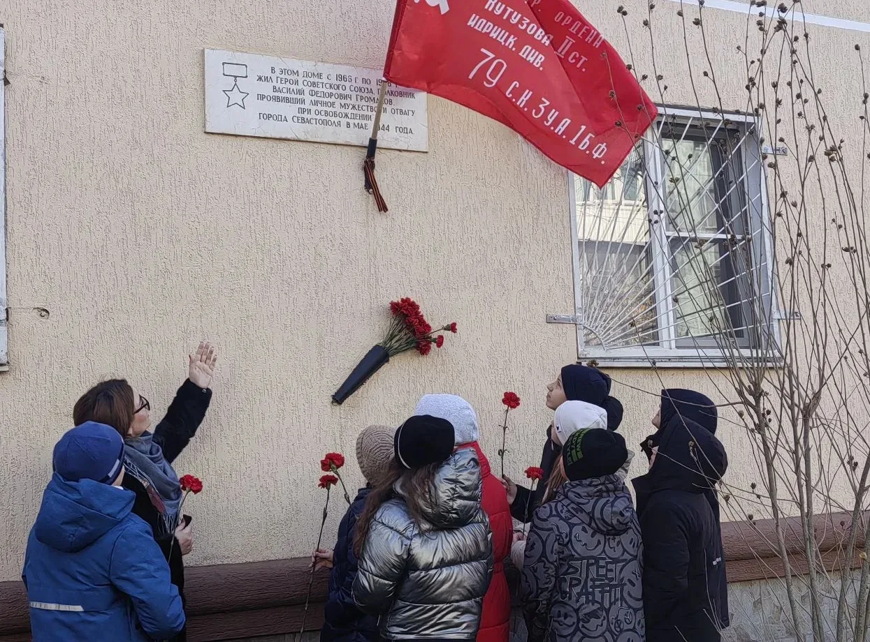 🇷🇺 Память, которой не будет конца Учащиеся нашей школы приняли участие в торжественном возложении цв