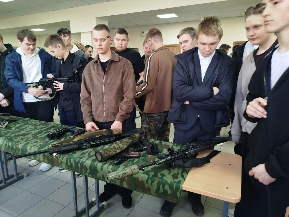 Сегодня для юношей 10 класса прошло необычное занятие в рамках ежегодных военных сборов...
