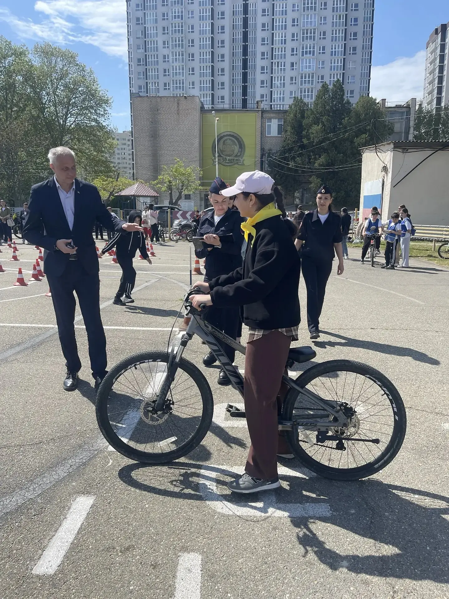 «Безопасное колесо»: наши в деле! 🚴‍♂️🚦  Обучающиеся 5Б класса школы №4 им. В.М. Евскина достойно пр